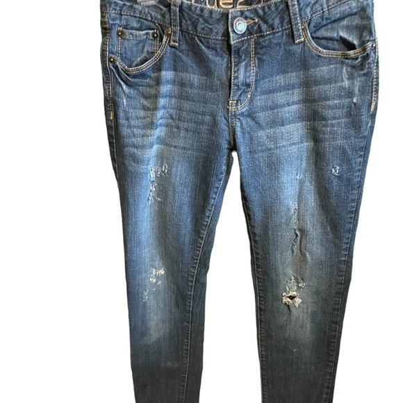 RUE 21 Juniors mid rise ripped jeans. Size 5/6 short. - Picture 6 of 7